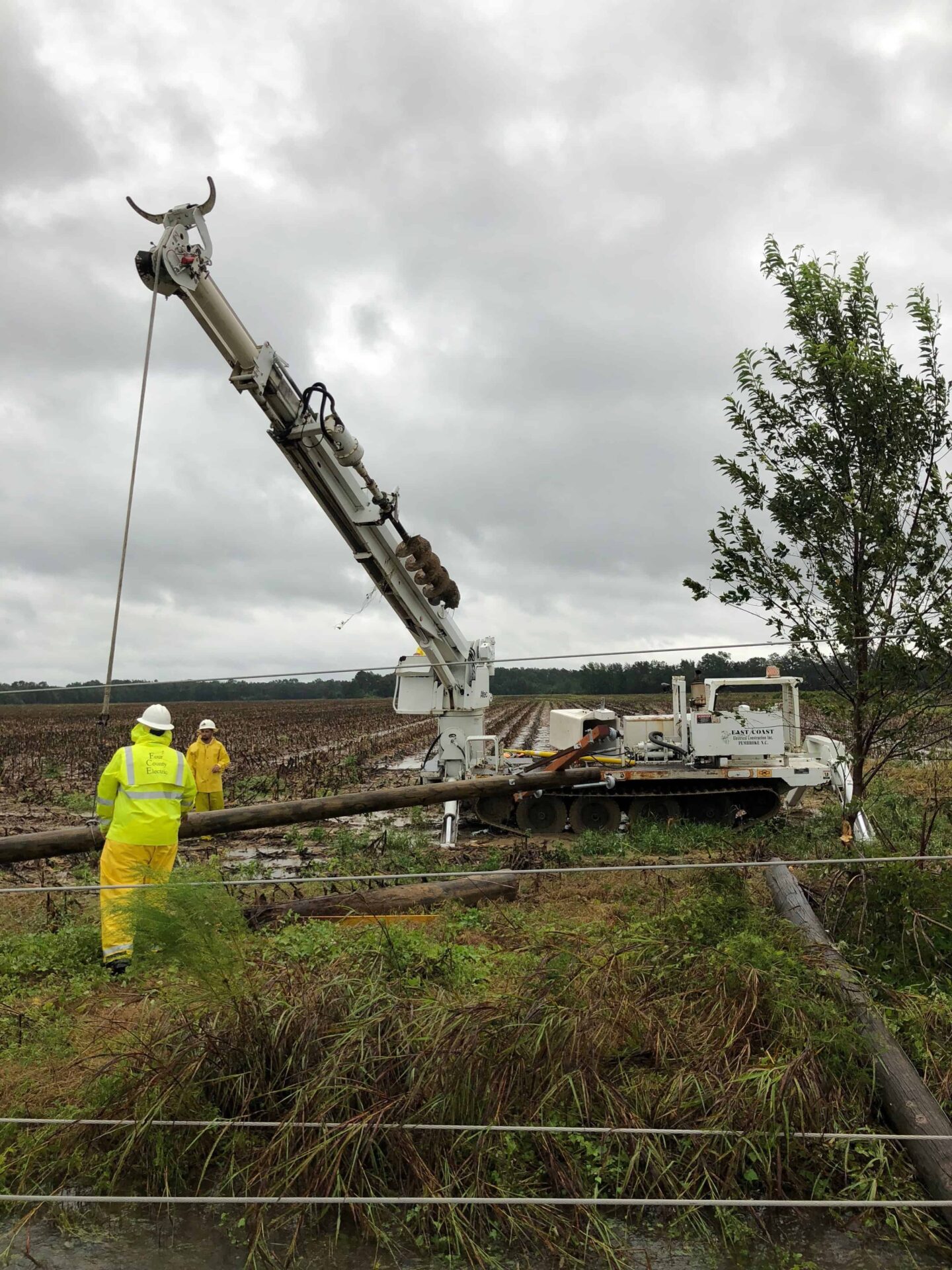 Crew working to rebuild fallen line_TCampbell-17Sept